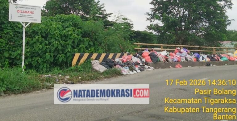 Dibiarkan.. Tumpukan Sampah di Jembatan Kali Cimanceuri Bojong Tigaraksa Jadi Pemandangan Menjijikan