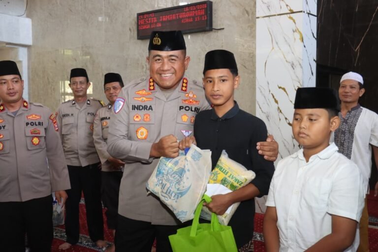 Kapolresta Tangerang Hadiri Santunan di Masjid Jami’ Aturrohmah Cangkudu, Ajak Anak-Anak Ikut Kuis Dadakan