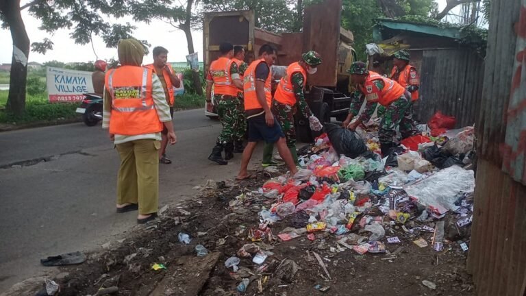 Kerja Nyata, Satgas Sampah Kodim 0510/TRS Gelar Korve Bersihkan Tumpukan Sampah di Jalan Raya Mauk