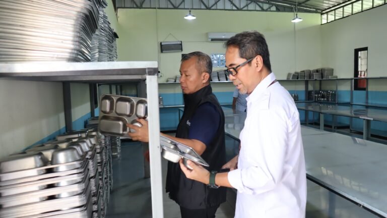 Poto Istimewah: Anggota Ombudsman RI, Fikri Yasin Sidak Langsung Dapur MBG Pasca Siswa dan Guru SMAN 1 Padarincang Keracunan Makanan