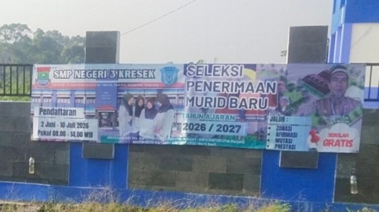 Breakingnews.! Pagar SMPN 3 Kresek Roboh Tanpa Perbaikan Serius, Sijabat: Disdik Tutup Mata