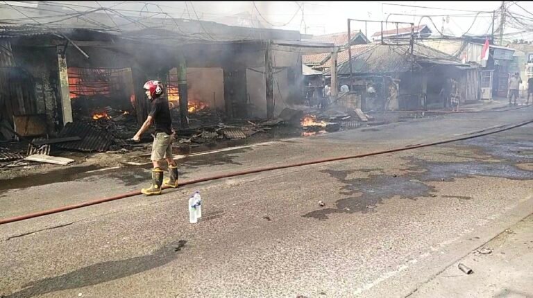 BREAKINGNEWS… Sijago Merah Lahap Habis Bengkel Motor dan Rumah Warga di Balaraja