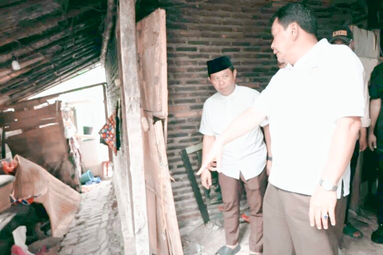 Pasca Roboh Akibat Erosi, Bupati Tangerang Akan Bangun Kembali Rumah Ibu Suemah di Kecamatan Sukamulya